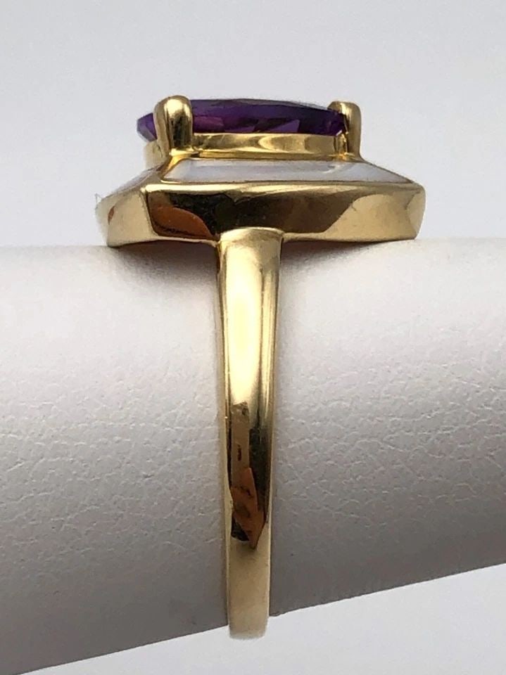 14K GOLD TRIANGLE RING, 2.6CT AMETHYST, MOTHER OF PEARL INLAY (SIZE 7) 3.8 GRAM: 14K GOLD TRILLION SHAPED RING WITH AMETHYST AND MOTHER OF PEARL INLAY 14k Gold Trillion Shaped Ring with center Amethyst and Mother of Pearl inlay Condition: Used, has been cleaned Material: 14k Yello