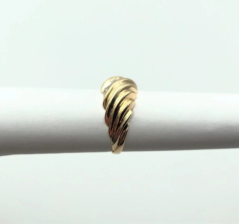 14K YELLOW GOLD RING WITH 0.15CTW NATURAL DIAMONDS (SIZE: 5.25) 3.8 GRAMS: 14K YELLOW GOLD VERTICAL LAYERED RING WITH DIAMONDS (SIZE: 5.25) 14k Yellow Gold Vertical Layered Ring with center Diamonds You are bidding on a 14k Yellow Gold Vertical Layered Ring with center Diamo