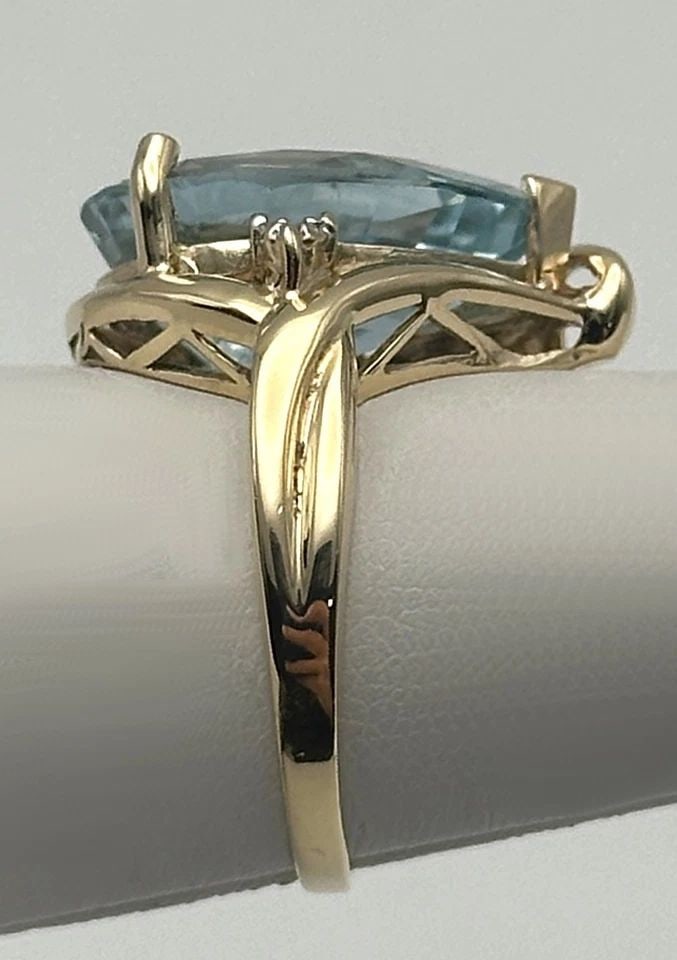 10K GOLD PEAR SHAPED RING, BLUE TOPAZ, 0.02CTW DIAMONDS (SIZE 6.25) 5.3G (1 of 2)