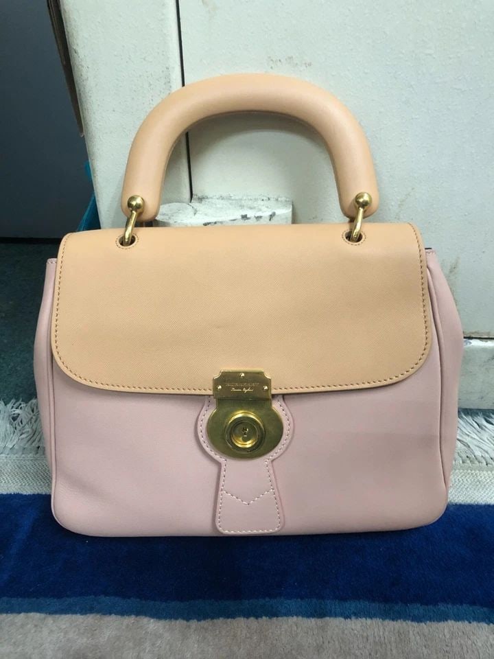 BURBERRY BAG BI COLOR TRENCH LEATHER DK88 TOP HANDLE BAG: BURBERRY BAG BI COLOR TRENCH LEATHER DK88 TOP HANDLE BAG Burberry Bag Bi Color Trench Leather DK88 Top Handle Bag You are bidding on a Burberry Bag Bi Color Trench Leather DK88 Top Handle Bag. The bag