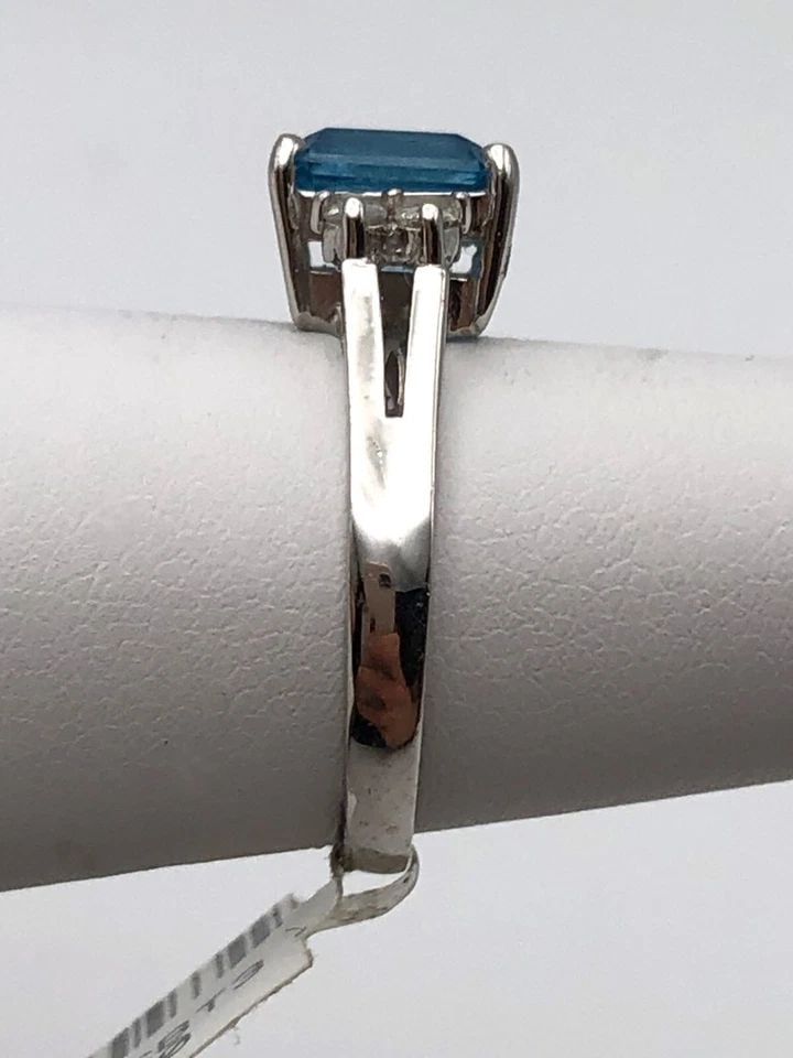 NEW 14K WHITE GOLD RING WITH BLUE TOPAZ, 0.15CTW DIAMONDS (SIZE: 5.75) 3.1 GRAMS: 14K WHITE GOLD RING WITH CENTER BLUE TOPAZ, AND 0.15CTS OF DIAMONDS SIZE: 5.75 14k White Gold Ring with center Blue Topaz, and 0.15cts of Diamonds Condition: New with Tags Material: 14k White Gold Rin