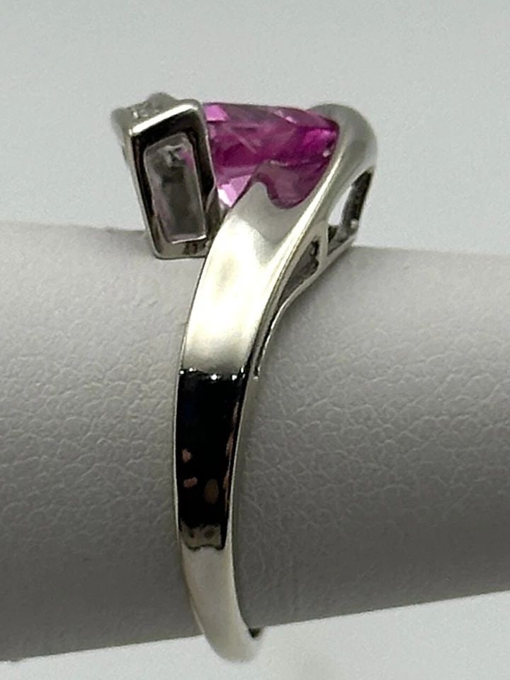 10K WHITE GOLD RING, LAB-CREATED SAPPHIRE, 0.015CTS DIAMONDS (SIZE 4.75) 2.8G: 10k White Gold Ring, Lab Made Pink Sapphire, 0.015cts of Diamonds Condition: Used Material: 14k White Gold Ring Size: 4.75 Weight: 2.8 grams Top Width: 10mm Bottom Width: 1.3mm Stone Info: 1.75ct lab 