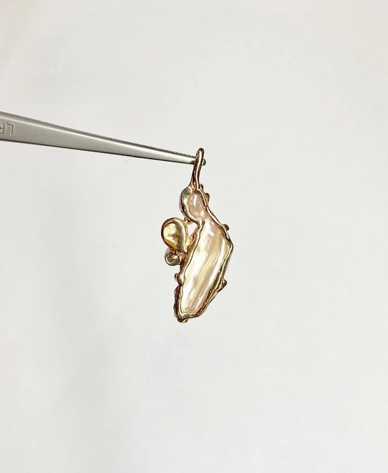 14K YELLOW GOLD PEARL PENDANT WITH ONE CUBIC ZIRCONIA STONE 4.4 GRAMS: WOMEN'S 14K YELLOW GOLD PEARL PENDANT WITH 1 CUBIC ZIRCONIA STONE Women's 14k Yellow Gold Pearl Pendant with 1 Cubic Zirconia Stone You are bidding on a pre-owned Women's 14k Yellow Gold Pearl Pendant