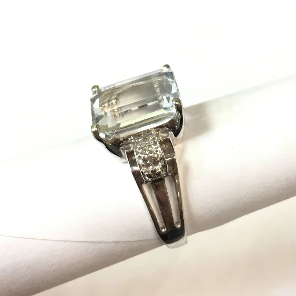 10K WHITE GOLD RING WITH AQUAMARINE AND DIAMONDS (SIZE 8) 4.3 GRAM: 10K WHITE GOLD RING WITH AQUAMARINE AND DIAMONDS (SIZE: 8) 10k White Gold Ring with Aquamarine and Diamonds You are bidding on a 10k White Gold Ring with Aquamarine and Diamonds. The ring has been ful