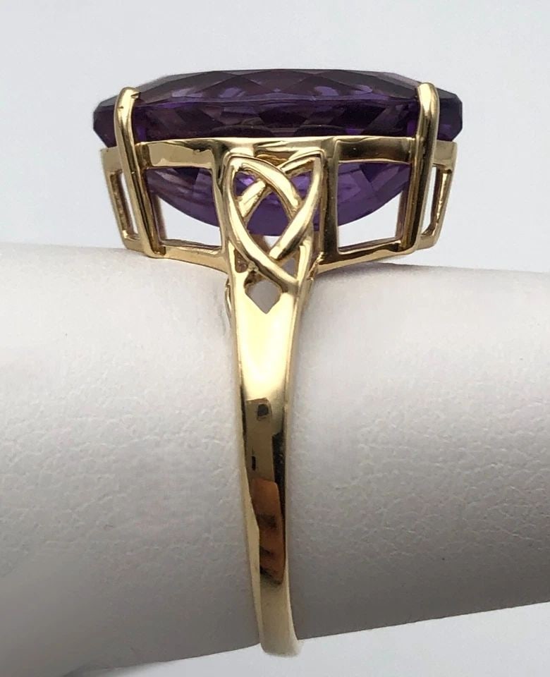 10K GOLD RING WITH MARQUISE AMETHYST (SIZE 8.75) 4.8 GRAM (1 of 2)