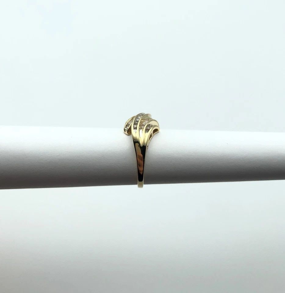 10K GOLD LAYERED WAVE STYLE RING WITH 0.50CTW DIAMONDS (SIZE 7.25) 3.3 GRAM: 10K YELLOW GOLD LAYERED WAVE STYLE RING WITH DIAMONDS (SIZE: 7.25) 10k Yellow Gold layered wave style Ring with Diamonds You are bidding on a 10k Yellow Gold layered wave style Ring with Diamonds. The