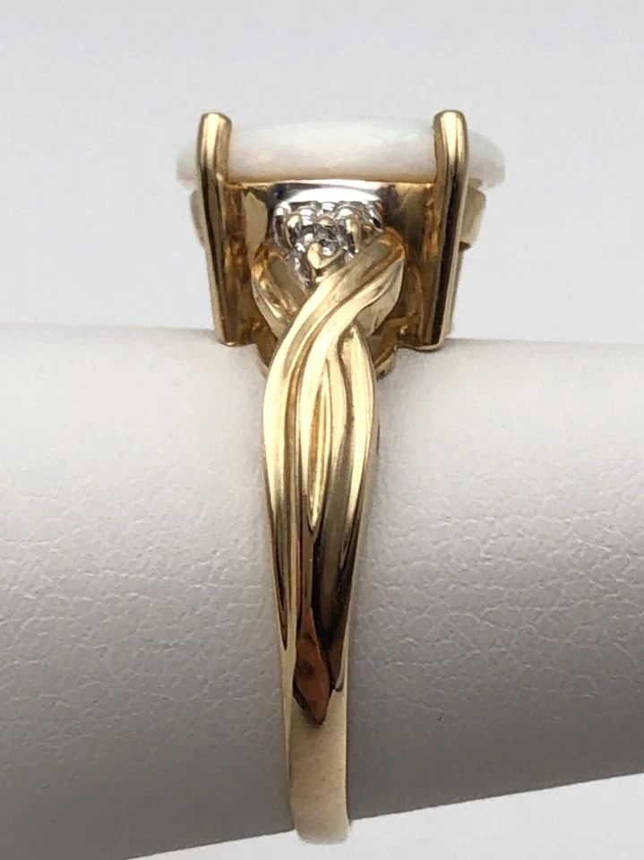 10K GOLD RING WITH NATURAL WHITE OPAL AND 0.01CTW DIAMONDS (SIZE 7) 3.3 GRAM (1 of 2)