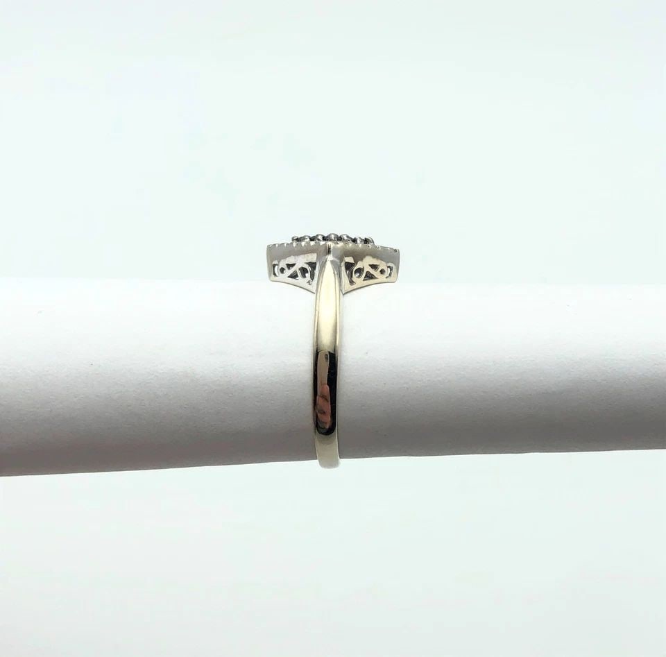 14K WHITE GOLD RING WITH WHITE AND BLACK DIAMONDS 0.50CTW (SIZE 7) 2.9 GRAM: 14K WHITE GOLD RING WITH WHITE AND BLACK DIAMONDS 0.50CTW (SIZE: 7) 14k White Gold Ring with White and Black Diamonds You are bidding on a 14k White Gold Ring with White and Black Diamonds. The piece 