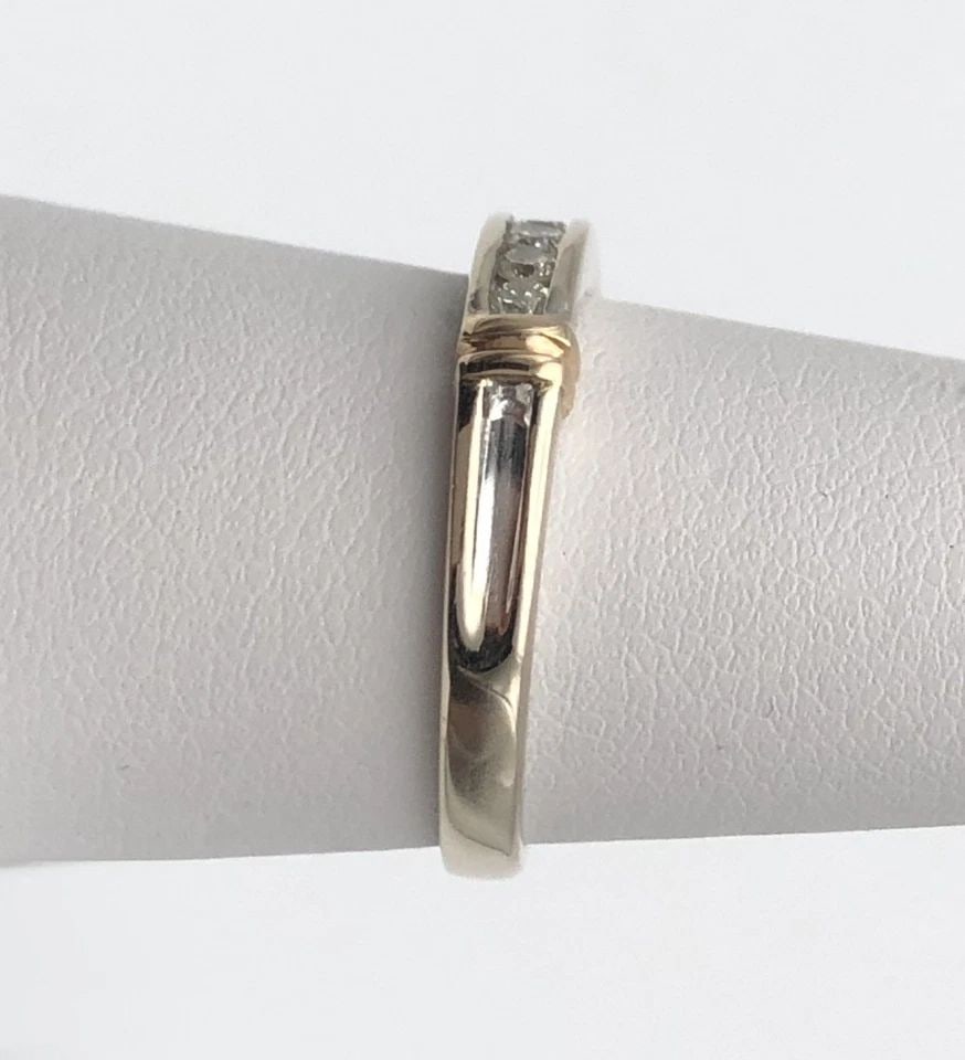 14K WHITE GOLD RING, YELLOW GOLD ACCENTS, 0.25CTW DIAMONDS (SIZE 7) 2.9 GRAM: 14K WHITE GOLD RING WITH YELLOW GOLD ACCENTS AND 0.25CTS DIAMONDS SIZE: 7 14k White Gold Ring with Yellow Gold accents and 0.25cts of Diamonds You are bidding on a 14k White Gold Ring with Yellow Gold