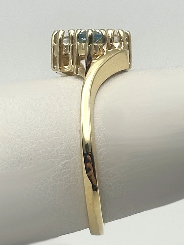 14K GOLD FIVE STONE MOTHER'S RING (SIZE 9.5) 3.8 GRAMS: 14K GOLD FIVE STONE MOTHER'S STYLE RING SIZE: 9.5 3.8 GRAMS 14k Gold Five Stone Mother's style Ring Condition: Used, has been fully checked cleaned and inspected by our in house Jewelers Material: 14k