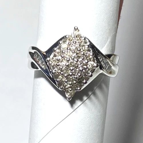 NEW 10K WHITE GOLD RING WITH 0.50CTW DIAMONDS (SIZE 6.25) 3.8 GRAM: 10k White Gold Ring with 0.50cts of Diamonds You are bidding on a new with imperfections Women's 10k White Gold Ring with 0.50CT Round Diamonds and Baguette Diamonds. The ring has minor scuffs and scr