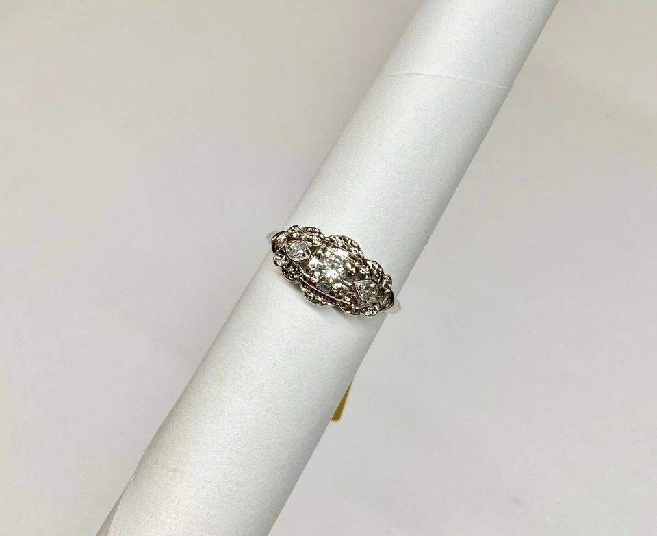 VINTAGE 14K WHITE GOLD RING WITH 0.25CTW DIAMONDS (SIZE 5.25) 2.5 GRAMS: WOMEN'S VINTAGE 14K WHITE GOLD RING WITH DIAMONDS 0.25CTW (SIZE 5.25) Women's Vintage 14k White Gold Ring with Diamonds 0.25CTW (Size 5.25) You are bidding on a pre-owned Women's Vintage 14k White Gol