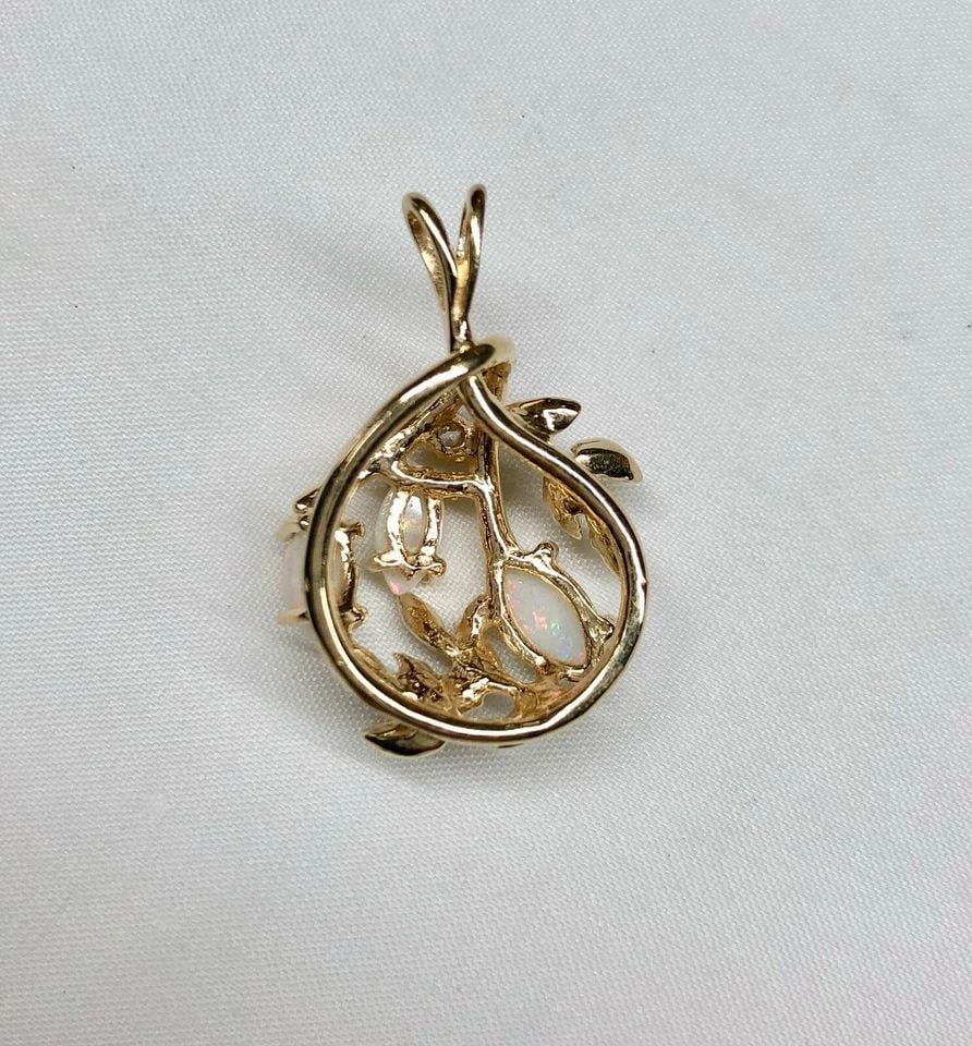 14K GOLD PENDANT WITH NAVETTE CABOCHON CUT OPALS AND 0.03CT DIAMOND 3.4 GRAMS: WOMEN'S 14K PENDANT WITH NAVETTE CABOCHON CUT OPALS AND DIAMOND Women's 14K Pendant with Navette Cabochon Cut Opals and Diamond You are bidding on a pre-owned Women's 14K Pendant with Navette Cabochon