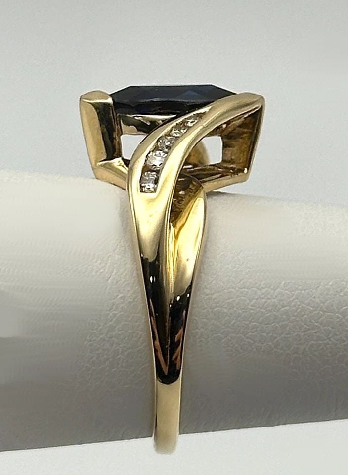 10K GOLD RING, LAB CREATED SAPPHIRE, 0.12CTS NATURAL DIAMONDS (SIZE 7) 3.6G (1 of 2)