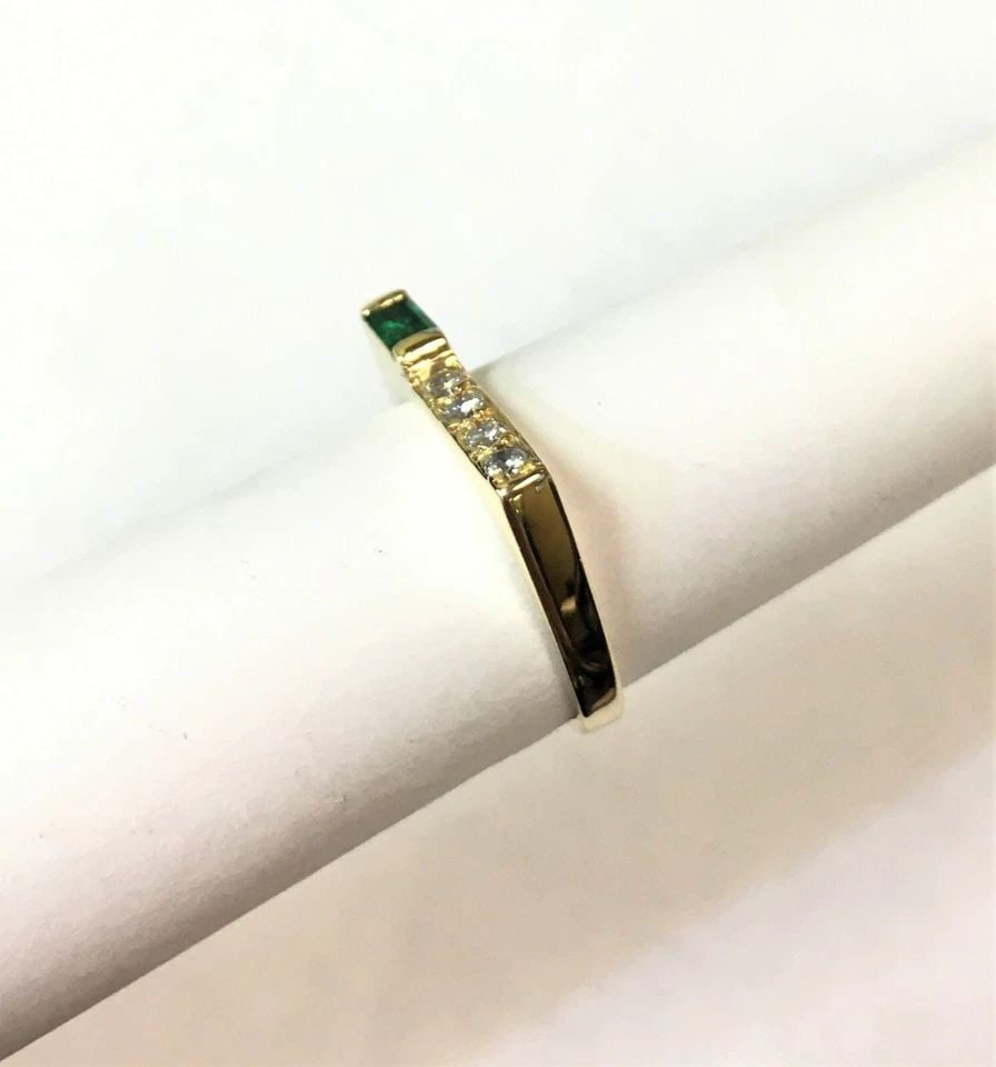 14K GOLD FLAT STYLE RING, 0.16CTS OF DIAMONDS, 0.20CT EMERALD SIZE: 5.5 2.3G: 14K YELLOW GOLD FLAT TOP STYLE RING WITH DIAMONDS AND SINGLE EMERALD (SIZE: 5.5) 14k Yellow Gold Flat Top style Ring with Diamonds and Single Emerald You are bidding on a 14k Yellow Gold Flat Top styl