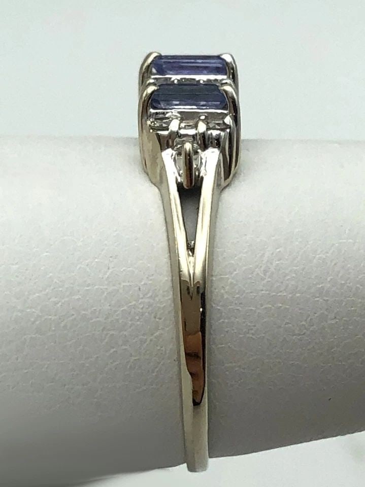 14K WHITE GOLD RING WITH TANZANITE AND 0.50CTW DIAMONDS (SIZE 9.5) 3G: 14K WHITE GOLD RING WITH TANZANITE AND 0.50CTS OF DIAMONDS SIZE: 9.5 14k White Gold Ring with Tanzanite and 0.50cts of Diamonds Condition: Used Material: 14k White Gold Ring Size: 9.5 Weight: 3 grams 