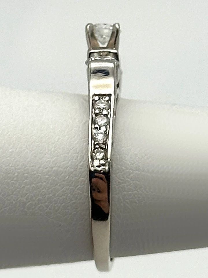 14K WHITE GOLD ENGAGEMENT STYLE RING WITH 0.50CTW DIAMONDS (SIZE 5) 2.5 GRAM: 14k White Gold Engagement style Ring with 0.50cts of Diamonds Condition: Used Material: 14k White Gold Ring Size: 5 Weight: 2.5 grams Top Width: 3.1mm Bottom Width: 1.3mm Stone Info: The three larger 