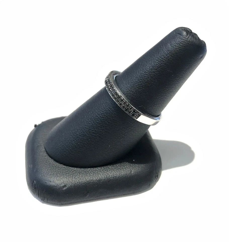 14K WHITE GOLD BAND WITH 0.38CTW BLACK DIAMONDS (SIZE 7) 2.9 GRAMS: WOMEN'S 14K WHITE GOLD BAND WITH BLACK DIAMONDS Women's 14k White Gold Band with Black Diamonds You are bidding on a pre-owned Women's 14k White Gold Band with Black Diamonds. The ring has minor scuff