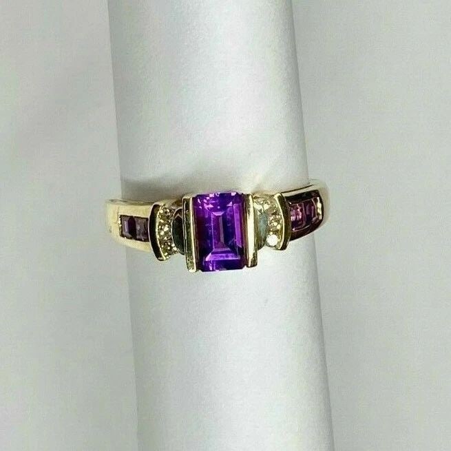 10K YELLOW GOLD RING WITH AMETHYST AND 0.10CTW DIAMONDS (SIZE 8) 3.7 GRAMS (1 of 2)