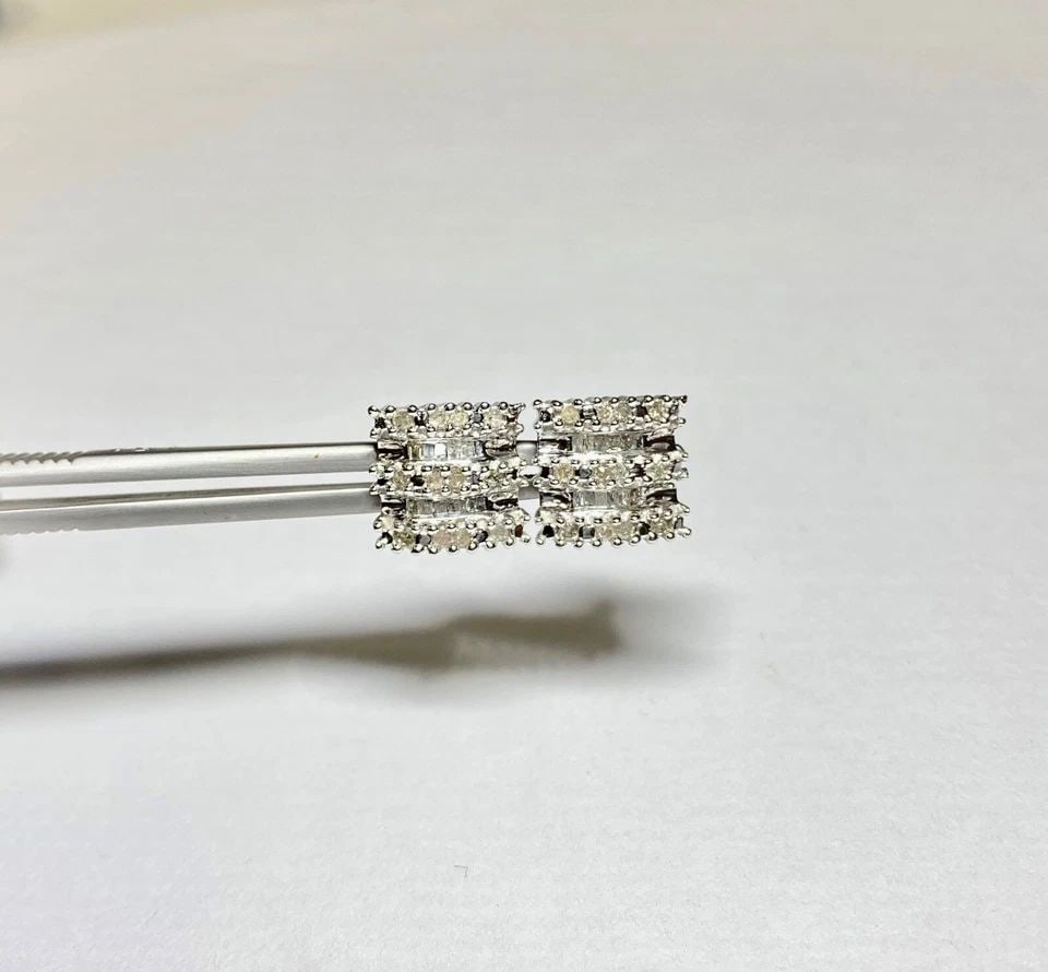 10K WHITE GOLD SQUARE EARRINGS WITH 0.50CTW NATURAL DIAMONDS 3.6 GRAMS: 10K WHITE GOLD SQUARE EARRINGS WITH 1/2CTS DIAMONDS 10k White Gold Square Earrings with 1/2CTS Diamonds You are bidding on a new with tags 10k White Gold Square Earrings with 1/2CTS Diamonds. The earr