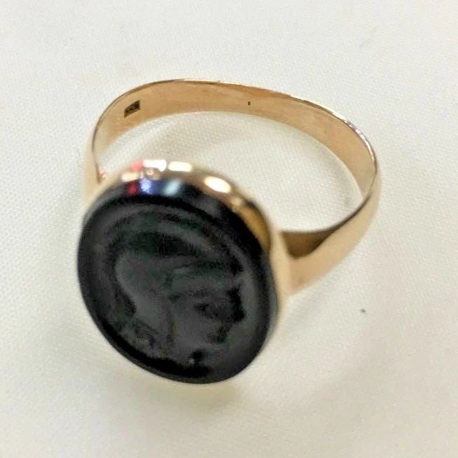 14K GOLD RING WITH ONYX STONE WITH ROMAN SOLIDER HEAD CARVED IN SIZE: 6 3.2G (1 of 2)
