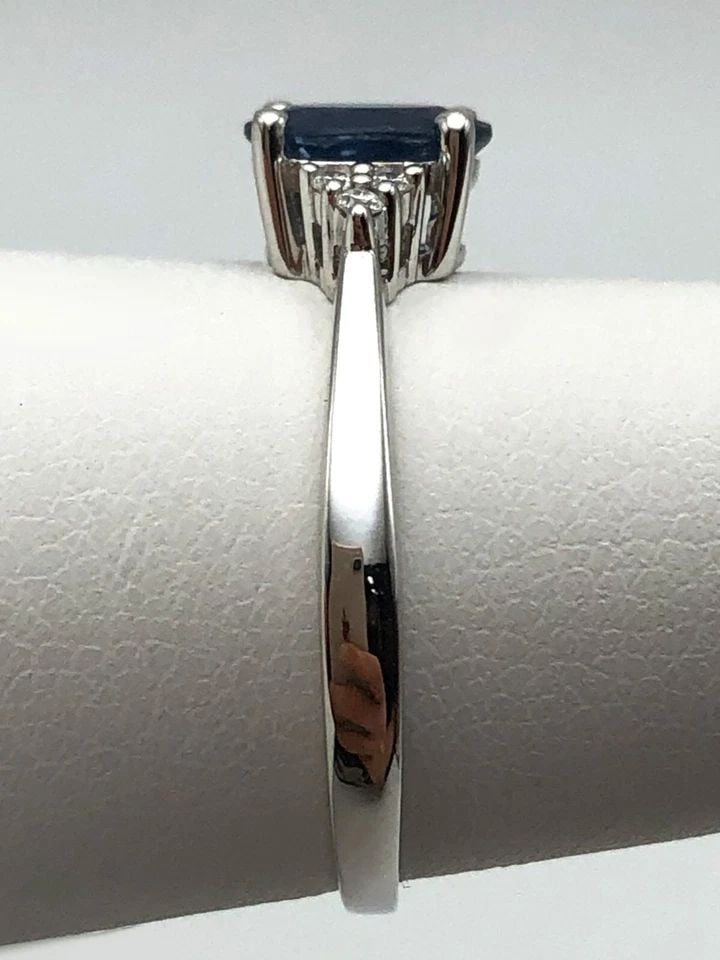 14K WHITE GOLD RING, 1CT NATURAL SAPPHIRE, 0.06CTW DIAMONDS (SIZE 7.25) 1.8 GRAM: 14K WHITE GOLD RING SET WITH OVAL NATURAL SAPPHIRE AND 0.06CTS DIAMONDS 14k White Gold Ring set with oval Sapphire and 0.06cts of Diamonds Condition: Used, has been cleaned Material: 14k White Gold Ri