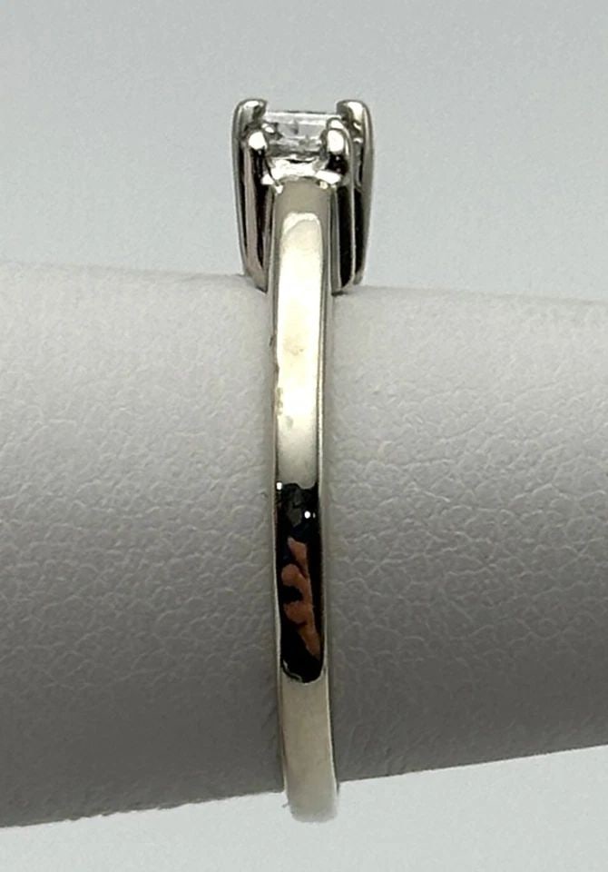 14K WHITE GOLD 3 STONE RING WITH 0.32CTW NATURAL DIAMONDS (SIZE 5.5) 2.9G: 14K WHITE GOLD THREE STONE RING SET WITH 0.32CTS OF DIAMONDS SIZE: 5.5 14k White Gold Ring set with 0.32cts of Diamonds Condition: Used Material: 14k White Gold Ring Size: 5.5 Weight: 2.9 grams Top Wi