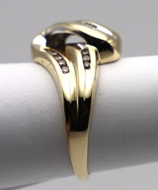 10K GOLD RIBBON RING, 0.31CTW CHAMPAGNE & WHITE DIAMONDS (SIZE 6.5) 3.9 GRAM: 10k Gold ribbon style Ring with 0.31cts of Champagne & White Diamonds You are bidding on a 10k Gold ribbon style Ring with champagne and white Diamonds. Piece has been fully checked and inspected by o