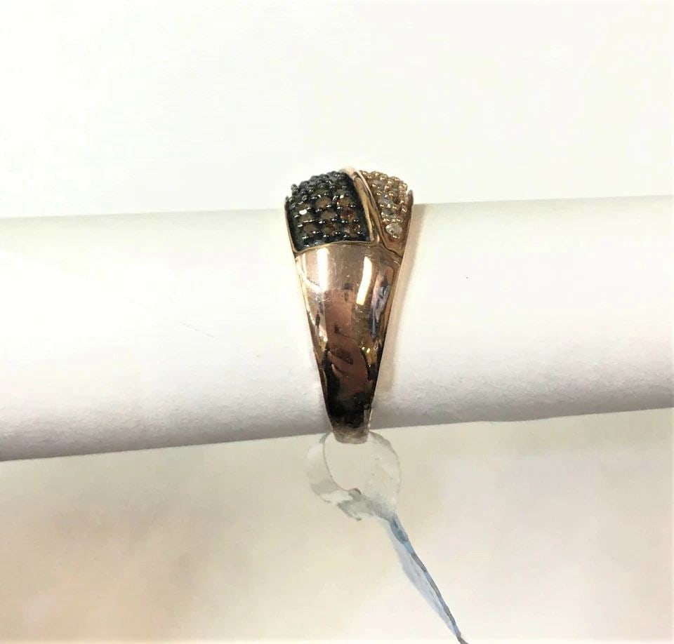 NEW 10K ROSE GOLD RING WITH 0.50CTW WHITE & ORANGE DIAMONDS (SIZE 7) 2.8 GRAM: 10K ROSE GOLD RING WITH WHITE AND ORANGE DIAMONDS (SIZE: 7) 10k Rose Gold Ring with White and Orange Diamonds You are bidding on a 10k Rose Gold Ring with White and Orange Diamonds. The Ring has been 