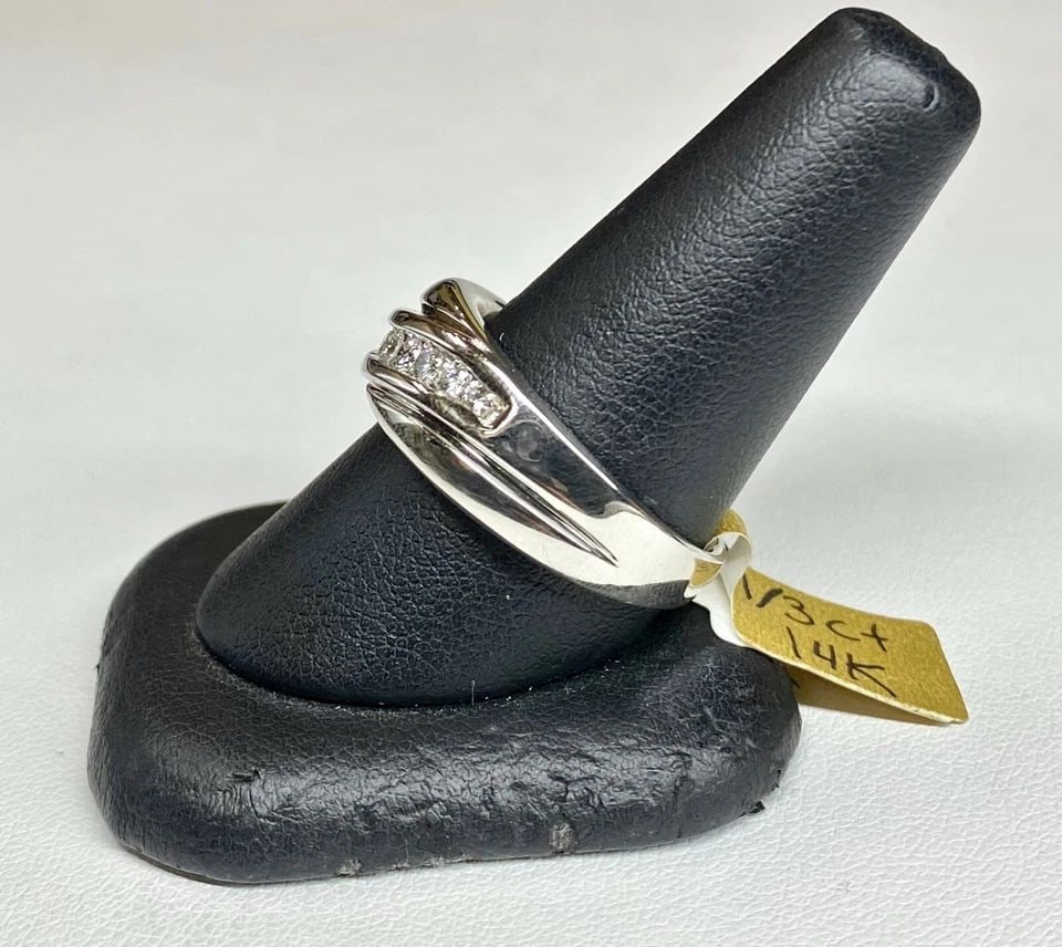 MEN'S 14K WHITE GOLD AND 0.33CTW DIAMOND BAND (SIZE 10) 2.5 GRAMS: MEN'S 14K WHITE GOLD AND DIAMOND BAND Men's 14k White Gold and Diamond Band You are bidding on a pre-owned Men's 14k White Gold and Diamond Band. The ring has minor scuffs and scratches from normal we