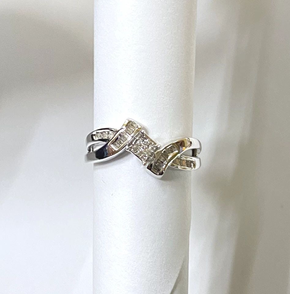 NEW WOMEN'S 14K WHITE GOLD RING WITH 0.25CTS NATURAL DIAMONDS (SIZE: 7) 3.3G: WOMEN'S 14K WHITE GOLD RING WITH 0.25CT DIAMONDS (SIZE 7) Women's 14k White Gold Ring with 0.25CT Diamonds (Size 7) You are bidding on a new with tags Women's 14k White Gold Ring with 0.25CT Diamonds.
