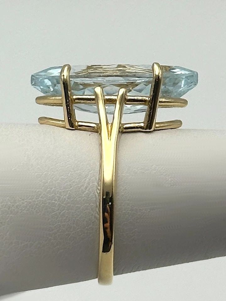 14K GOLD RING WITH MARQUISE CUT BLUE TOPAZ (SIZE 7.75) 4.4 GRAM (1 of 2)