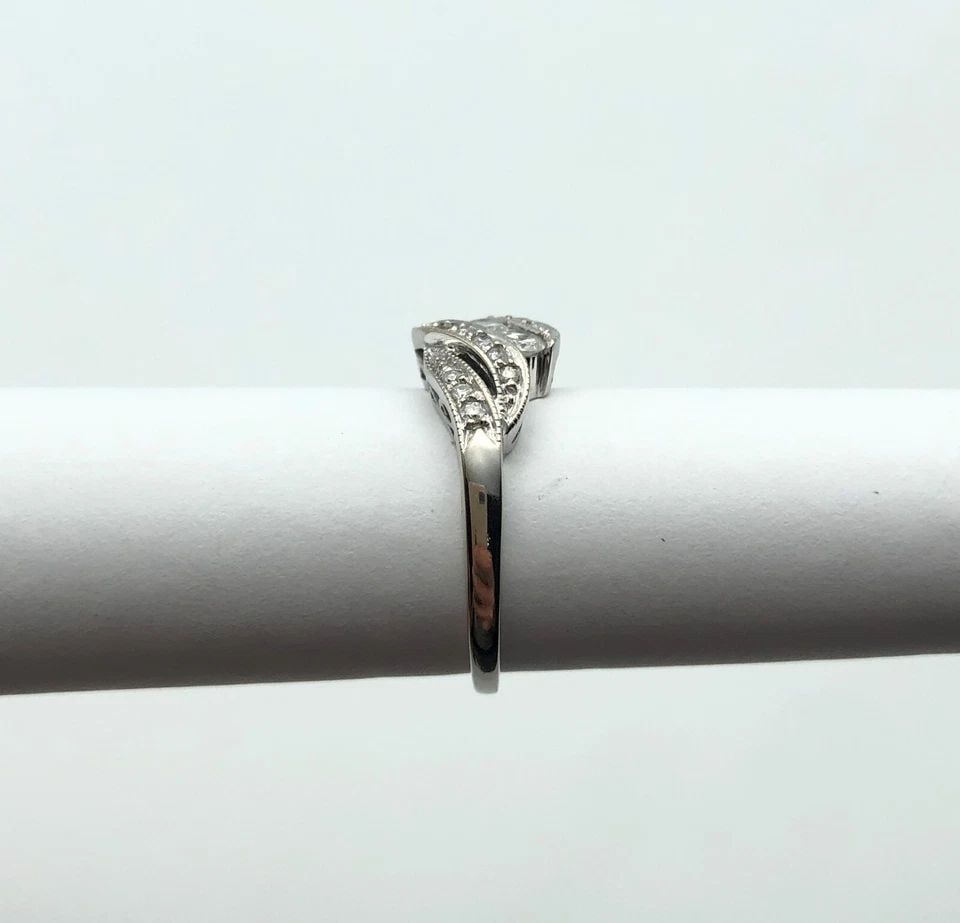 10K WHITE GOLD WAVE STYLE RING WITH 0.65CTW DIAMONDS (SIZE 7) 2.8 GRAM: 10K WHITE GOLD WAVE STYLE RING WITH DIAMONDS (SIZE: 7) 10k White Gold Wave style Ring with Diamonds You are bidding on a 10k White Gold Wave style Ring with Diamonds. The ring has been fully checked c