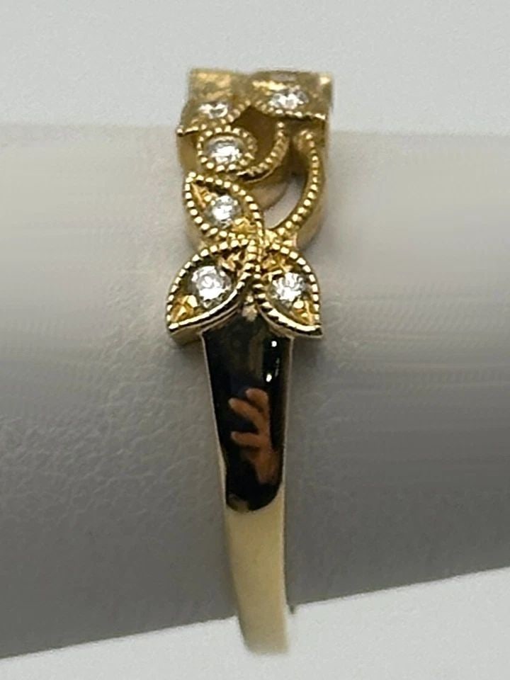 14K YELLOW GOLD LEAF/VINE STYLE RING WITH 0.16CTW DIAMONDS (SIZE 6) 3.2 GRAMS: 14K YELLOW GOLD LEAF / VINE STYLE RING WITH 0.16CTS OF DIAMONDS SIZE: 6 14k Yellow Gold Leaf / Vine style Ring with 0.16cts of Diamonds Condition: New with out tags or box Material: 14k Yellow Gold Ri