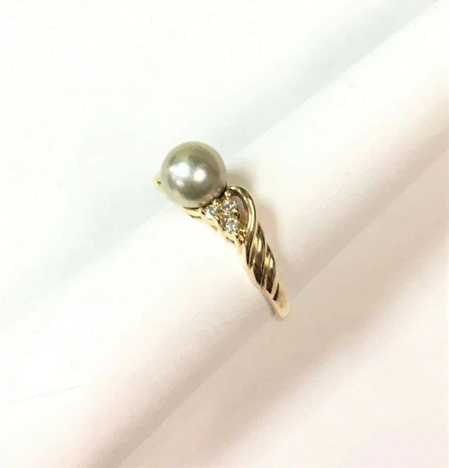 14K GOLD TWIST STYLE RING WITH 7MM PEARL AND 0.12CTW DIAMONDS (SIZE 6) 3.2 GRAM: 14K YELLOW GOLD RING WITH PEARL AND DIAMONDS (SIZE: 6) 14k Yellow Gold Ring with Pearl and Diamonds You are bidding on a pre-owned 14k Yellow Gold Ring with Pearl and Diamonds. The piece has marks and