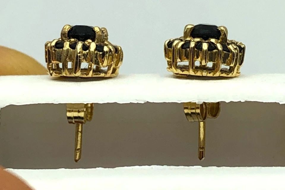 14K GOLD EARRINGS SET WITH 2 CARATS OF NATURAL SAPPHIRES 2.3 GRAMS: 14K GOLD EARRINGS SET WITH 2 CARATS OF NATURAL SAPPHIRES 2.3 GRAMS 14k Gold Earrings set with 2 carats of Natural Sapphires Condition: Used, have been cleaned Material: 14k Yellow Gold Weight: 2.3 gra