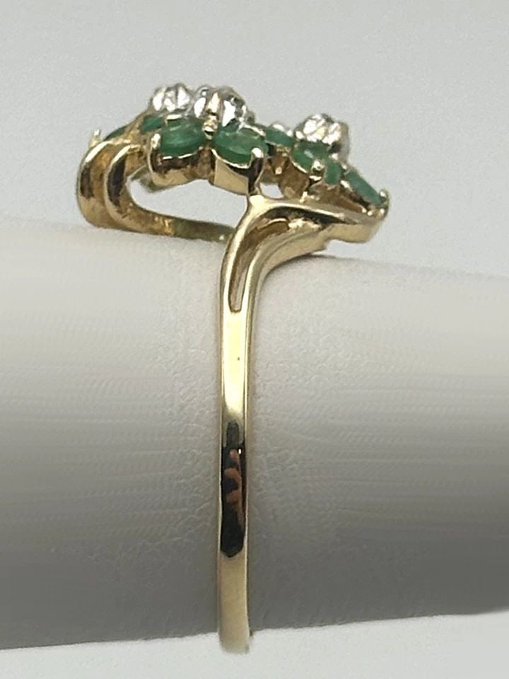 14K GOLD RING WITH 0.60CTW NATURAL EMERALDS AND DIAMONDS (SIZE: 7) 2.6 GRAMS: 14K GOLD RING WITH NATURAL EMERALDS AND 0.03CTS OF DIAMONDS SIZE: 7 14k Gold Ring Cluster of Emeralds and 0.03cts of Diamonds Condition: Used, has been fully cleaned by our in house Jewelers Material: