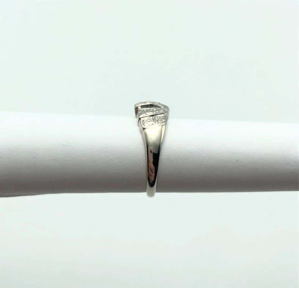 14K WHITE GOLD LEAF STYLE RING WITH 0.25CTS OF DIAMONDS (SIZE: 5.5) 3.6 GRAMS: 14K WHITE GOLD LEAF STYLE RING WITH DIAMONDS (SIZE: 5.5) 14k White Gold Leaf style Ring with Diamonds You are bidding on a 14k White Gold Leaf style Ring with Diamonds. The ring has been fully checked