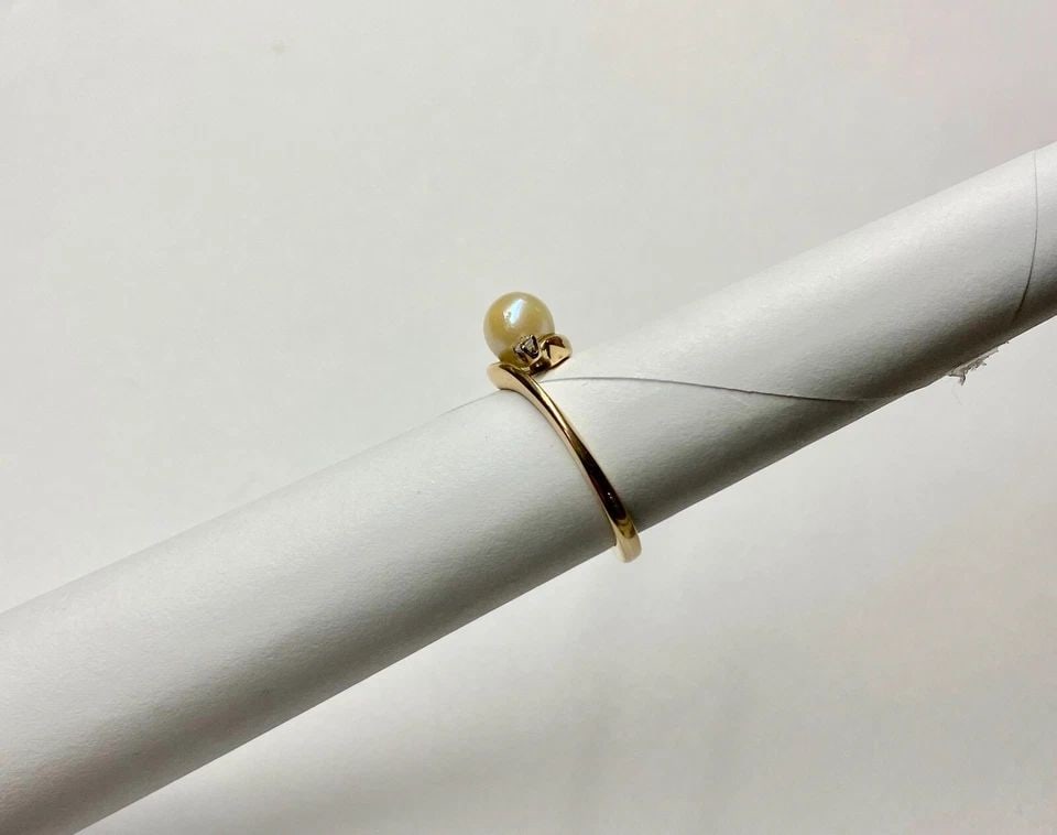 WOMEN'S 14K YELLOW GOLD RING WITH PEARL AND CUBIC ZIRCONIA (SIZE 7.25) 3.7 GRAMS: WOMEN'S 14K YELLOW GOLD RING WITH CULTURED PEARL AND CUBIC ZIRCONIA (SIZE 7.25) Women's 14k Yellow Gold Ring with Cultured Pearl and Cubic Zirconia (Size 7.25) You are bidding on a pre-owned Women's 1