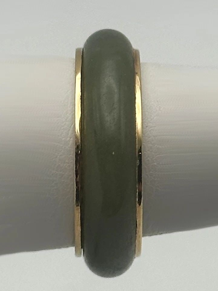 14K GOLD JADE BAND / RING 6MM WIDE, SIZE: 7.5 4.3 GRAMS: 14K GOLD JADE BAND / RING 6MM WIDE, SIZE: 7.5 4.3 GRAMS 14k Gold Jade Band / Ring 6mm wide Condition: Used, has been cleaned but there are some marks and scratches on the inner portion of the band. Ma