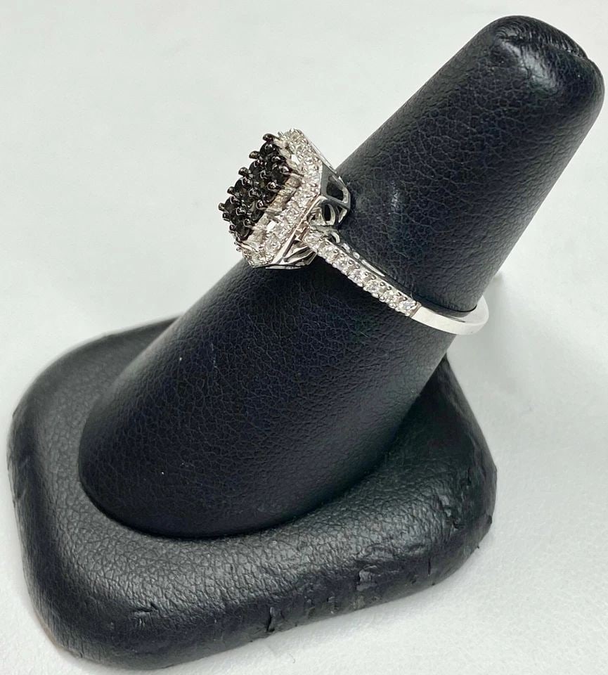 NEW 10K WHITE GOLD RING WITH 0.50CTS BLACK & WHITE DIAMONDS (SIZE 6.75) 2.5 GRAM: WOMEN'S 10K WHITE GOLD RING WITH BLACK AND COLORLESS DIAMONDS NEW 10k White Gold Ring with Black and Colorless Diamonds NEW You are bidding on a new with defects 10k White Gold Ring with Black and Col