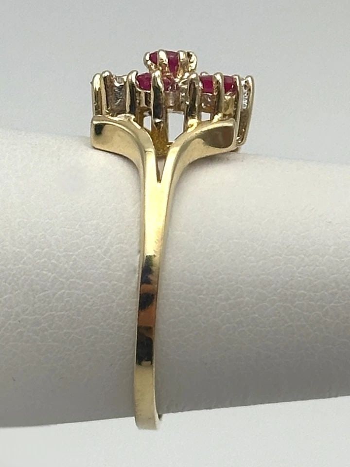 10K GOLD RING WITH 0.55CTW RUBIES AND 0.05CTW DIAMONDS (SIZE 8) 2.7 GRAMS (1 of 2)