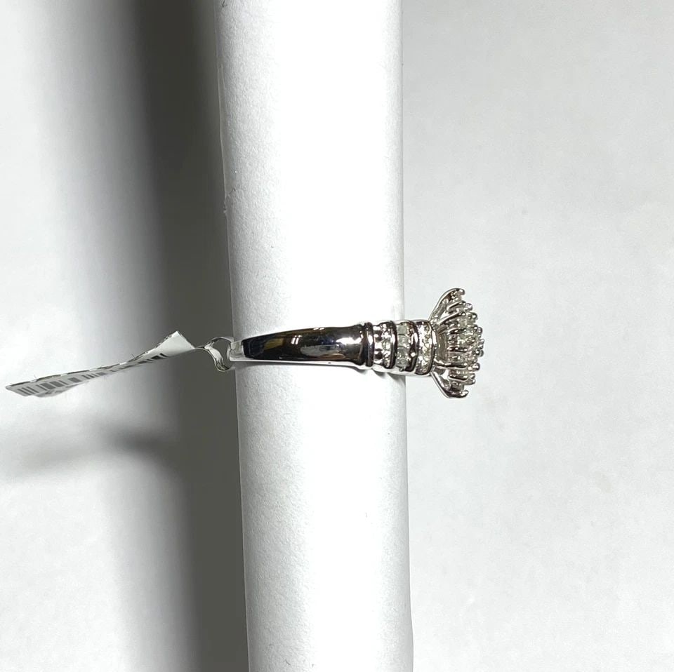 WOMEN'S 10K WHITE GOLD RING WITH 0.25CTW CLUSTER DIAMONDS (SIZE 7) 3.5 GRAM: WOMEN'S 10K WHITE GOLD RING WITH 0.25CT CLUSTER DIAMONDS (SIZE 7) Women's 10K White Gold Ring with 0.25CT Cluster Diamonds (Size 7) You are bidding on a new with tags Women's 10K White Gold Ring with 