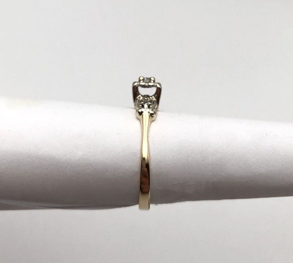 14K GOLD FLORAL STYLE GALLERY RING WITH 0.12CTS VS DIAMONDS (SIZE 8.25) 2.9 GRAM: 14K YELLOW GOLD UNDER GALLERY RING WITH 0.12CS DIAMONDS SIZE: 8.25 14k Yellow Gold under gallery Ring with 0.12cs Diamonds Size: 8.25 You are bidding on a 14k Yellow Gold under gallery Ring with 0.12c
