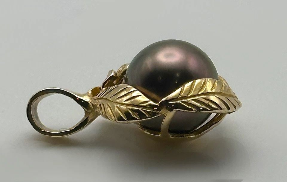 14K GOLD LEAFY / FLORAL STYLE PENDANT WITH 10MM CULTURED TAHITIAN PEARL 3.4G: 14K GOLD LEAFY / FLORAL STYLE PENDANT WITH 10MM CULTURED TAHITIAN PEARL 3.4G 14k Gold leafy / floral style Pendant with 10mm Cultured Tahitian Pearl Condition: Used, has been cleaned Material: 14k Yel