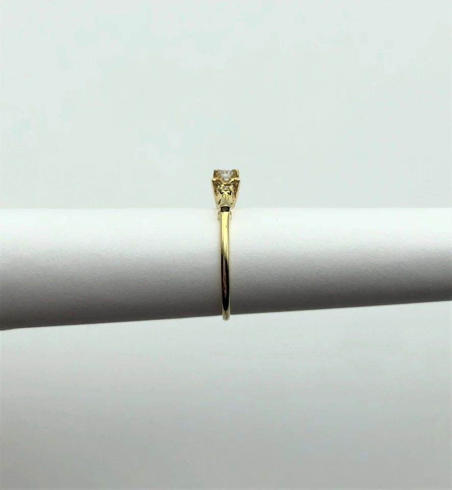18K YELLOW GOLD RING WITH 0.27CTW NATURAL DIAMONDS (SIZE 6.5) 2.1 GRAM: 18K YELLOW GOLD RING WITH DIAMONDS (SIZE: 6.5) 18k Yellow Gold Ring with Diamonds You are bidding on a 18k Yellow Gold Ring with Diamonds. The piece has been fully checked and inspected by our in hous