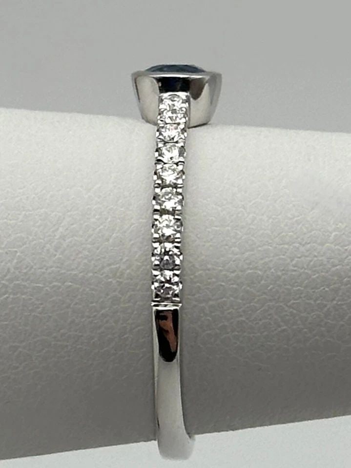 14K WHITE GOLD RING WITH NATURAL SAPPHIRE AND 0.18CTS DIAMONDS (SIZE 7) 2 GRAMS: 14K WHITE GOLD RING WITH NATURAL SAPPHIRE AND 0.18CTS OF DIAMONDS SIZE: 7 14k White Gold Ring with Natural Sapphire and 0.18cts of Diamonds Condition: Used Material: 14k White Gold Ring Size: 7 Weight