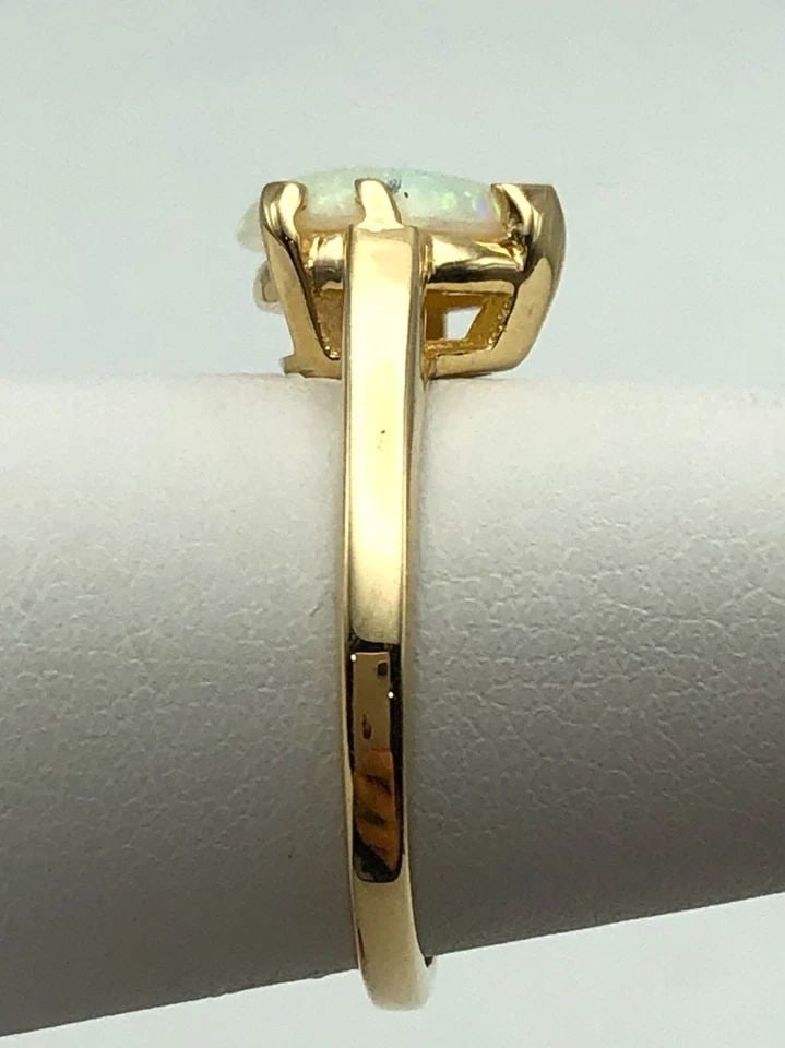 14K YELLOW GOLD RING WITH 0.67CT PEAR CUT NATURAL OPAL (SIZE: 6.25) 3 GRAMS: 14K YELLOW GOLD RING SET WITH PEAR SHAPED NATURAL OPAL SIZE: 6.25 14k Yellow Gold Ring set with pear shaped natural Opal Condition: Used, has been cleaned Material: 14k Yellow Gold Ring Size: 6.25 Wei
