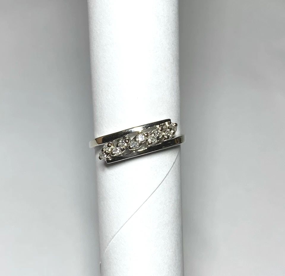 14K WHITE GOLD RING WITH 0.20CTW DIAMONDS (SIZE 6.5) 2.8 GRAM: WOMEN'S 14K WHITE GOLD RING WITH 0.20CT DIAMONDS (SIZE 6.5) Women's 14k White Gold Ring with 0.20CT Diamonds (Size 6.5) You are bidding on a pre-owned Women's 14k White Gold Ring with 0.20CT Diamonds.