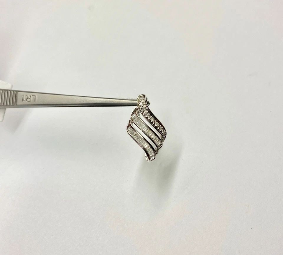 18K WHITE GOLD PENDANT THREE WAVE STYLE WITH 0.33CTW DIAMONDS 2.3G: WOMEN'S 18K WHITE GOLD PENDANT WITH 0.07CT ROUND AND 0.26CT BAGUETTE DIAMONDS Women's 18k White Gold Pendant with 0.07CT Round and 0.26CT Baguette Diamonds You are bidding on a new with tag Women's 18